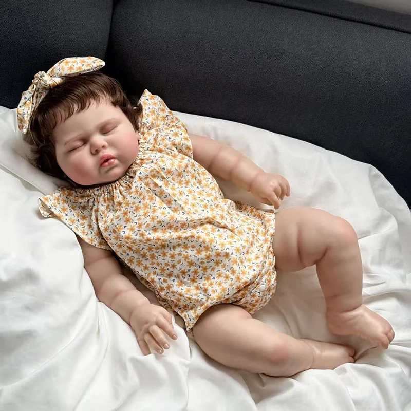 Muñeca Reborn Pickle en posición sentada