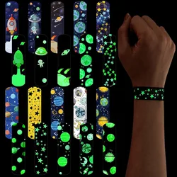 Tiritas luminosas infantiles con diseños de dinosaurios y estrellas