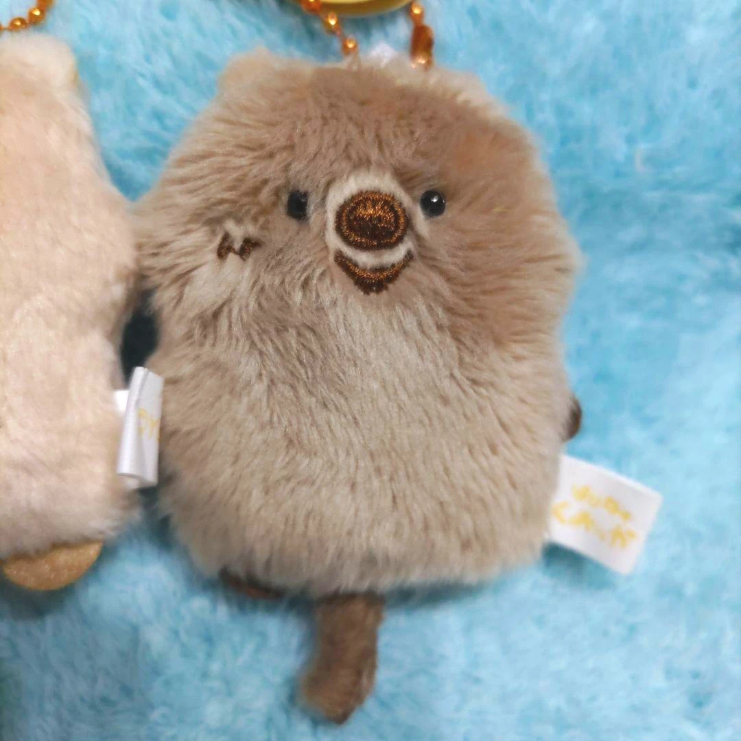 Detalle de la anilla y la etiqueta del quokka