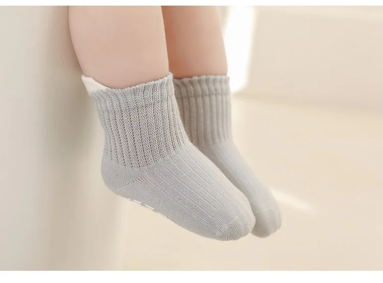Calcetines en colores neutros