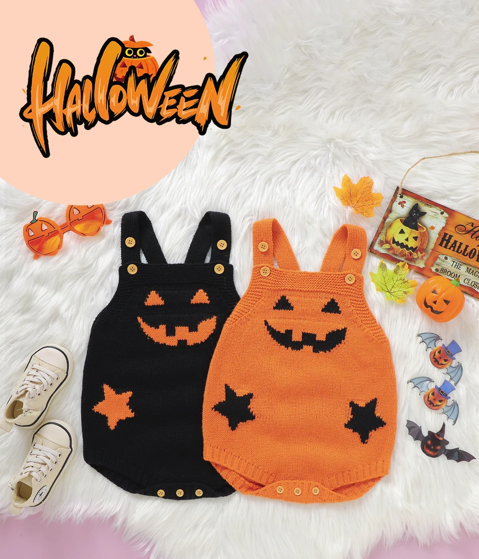 Bebé vestido con mono de calabaza en ambiente otoñal