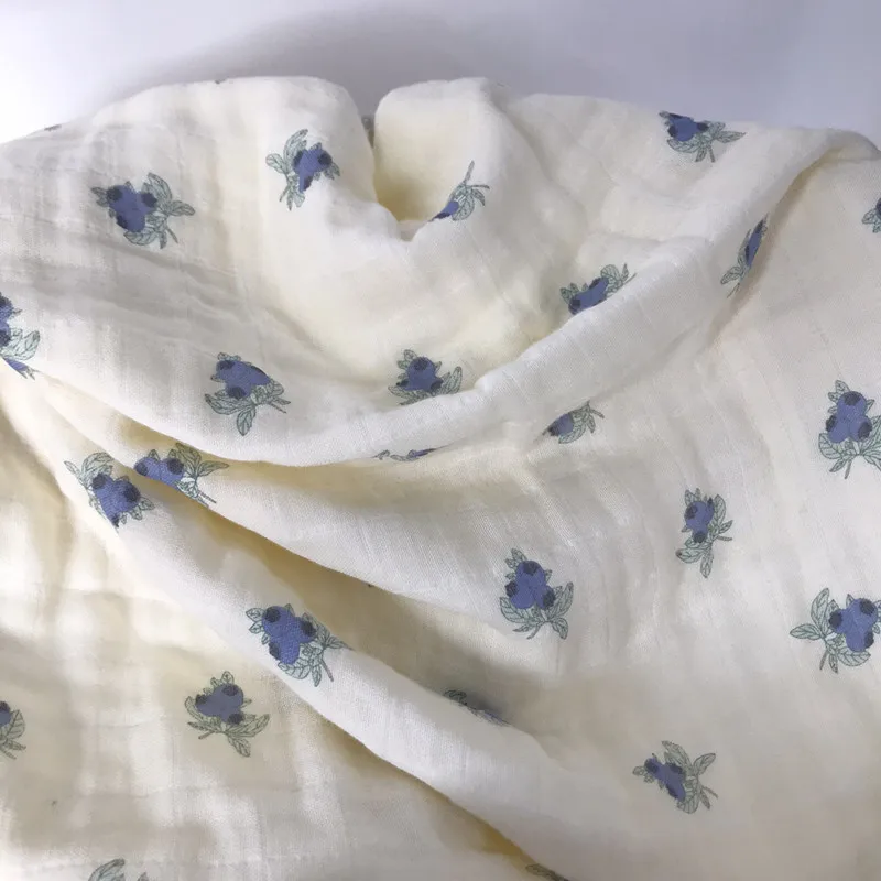 Vista de la manta extendida con estampado de arándanos