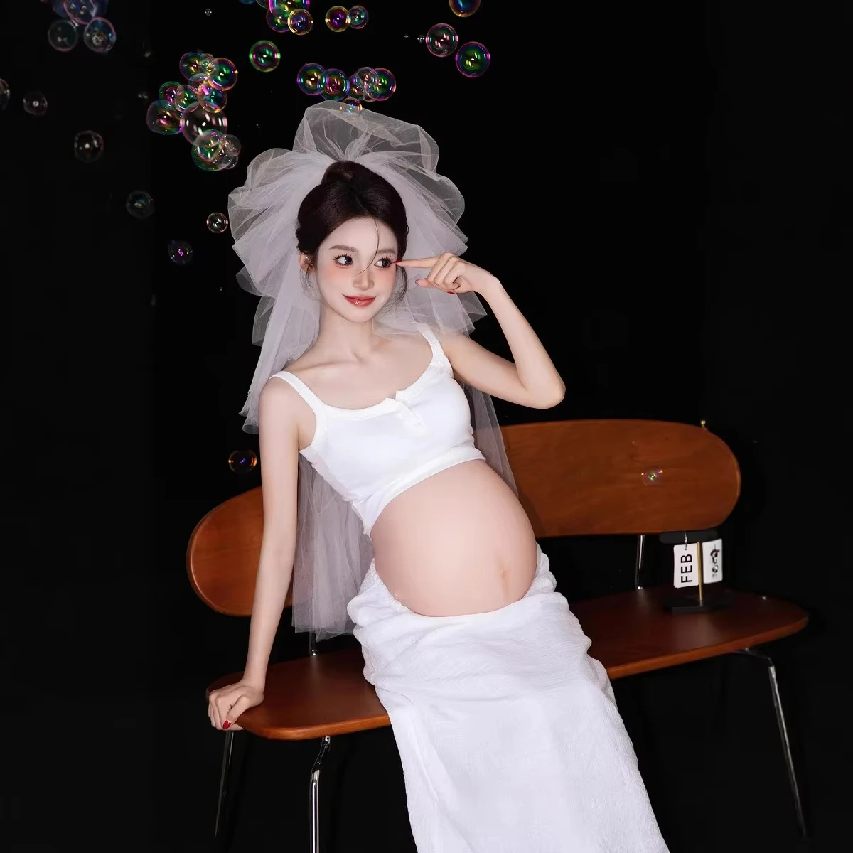 Vestido premamá blanco con velo elegante para sesión de fotos - imagen 3