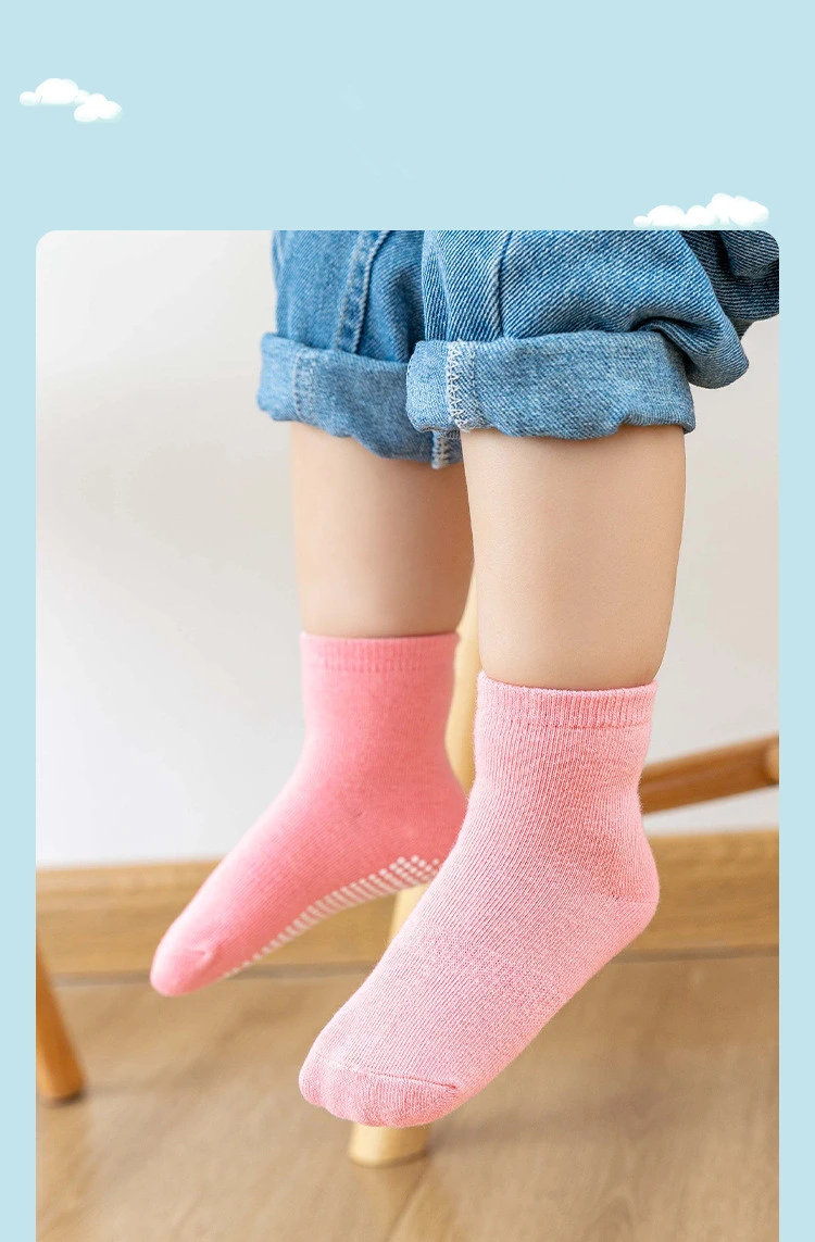 Bebé usando calcetines antideslizantes en casa