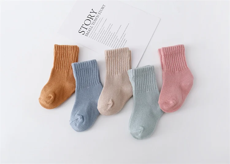 Calcetines blancos con dibujos infantiles para bebé