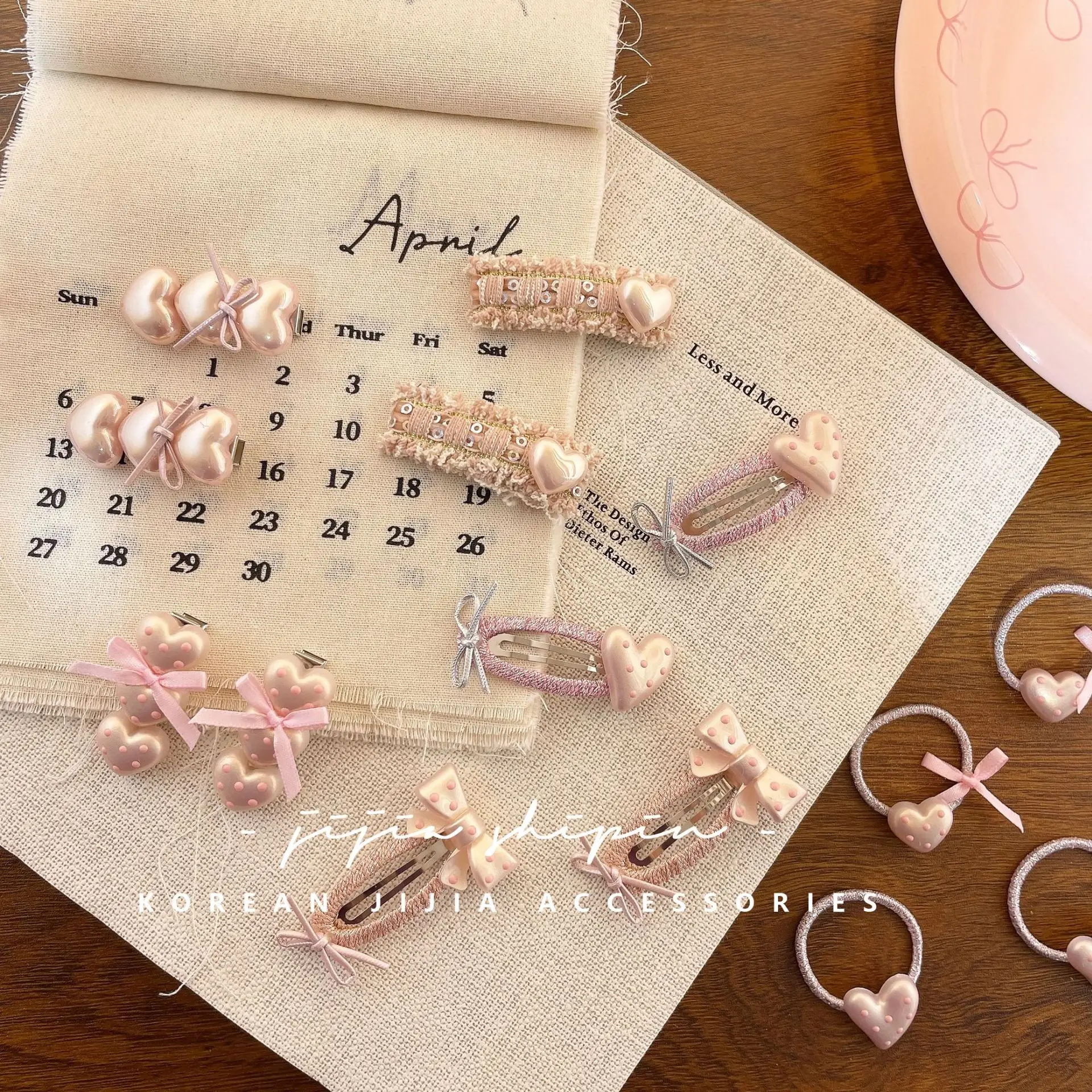 Detalle del lazo corazón y el diseño de puntos rosas