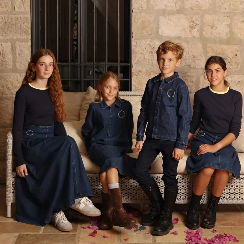 Conjunto familiar denim azul – Vestido niña, camisa niño y pelelé bebé - imagen 2