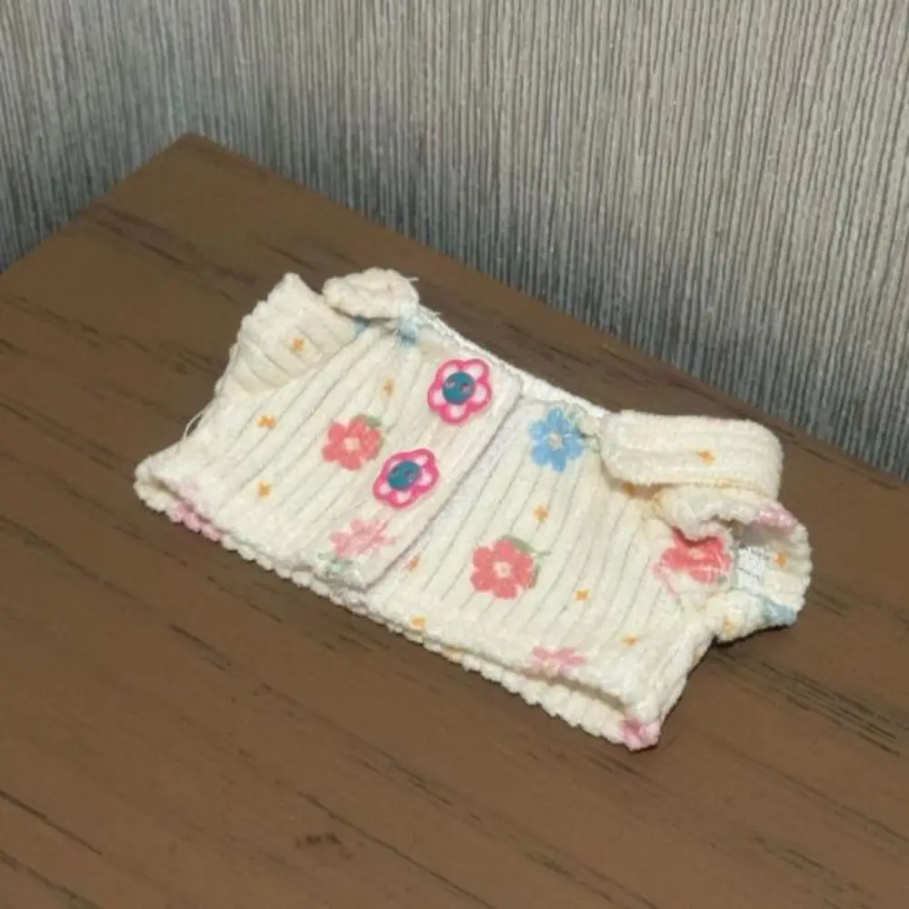 Textura de pana floral y acabado de la ropa de muñeca