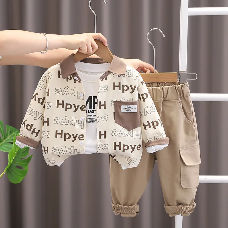 Conjunto deportivo infantil con chaqueta, camiseta y pantalón - imagen 4