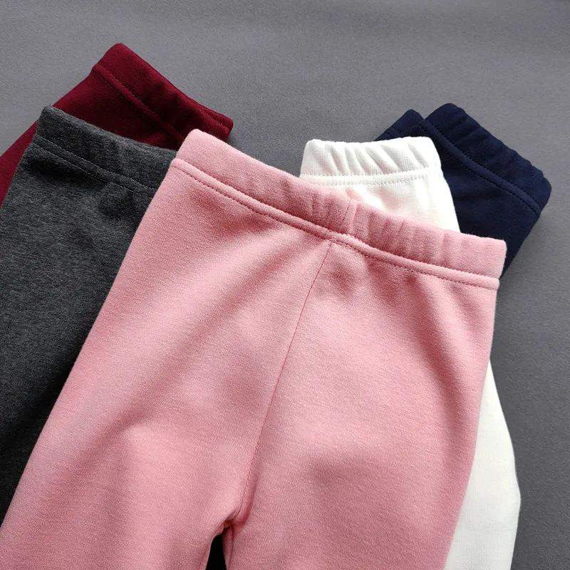 Detalle de ajuste y elasticidad en pantalones para niñas