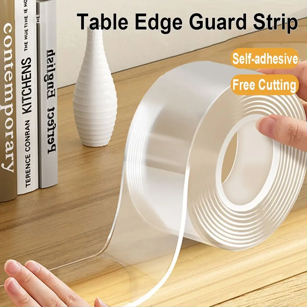 Tira protectora transparente aplicada en esquina de mesa