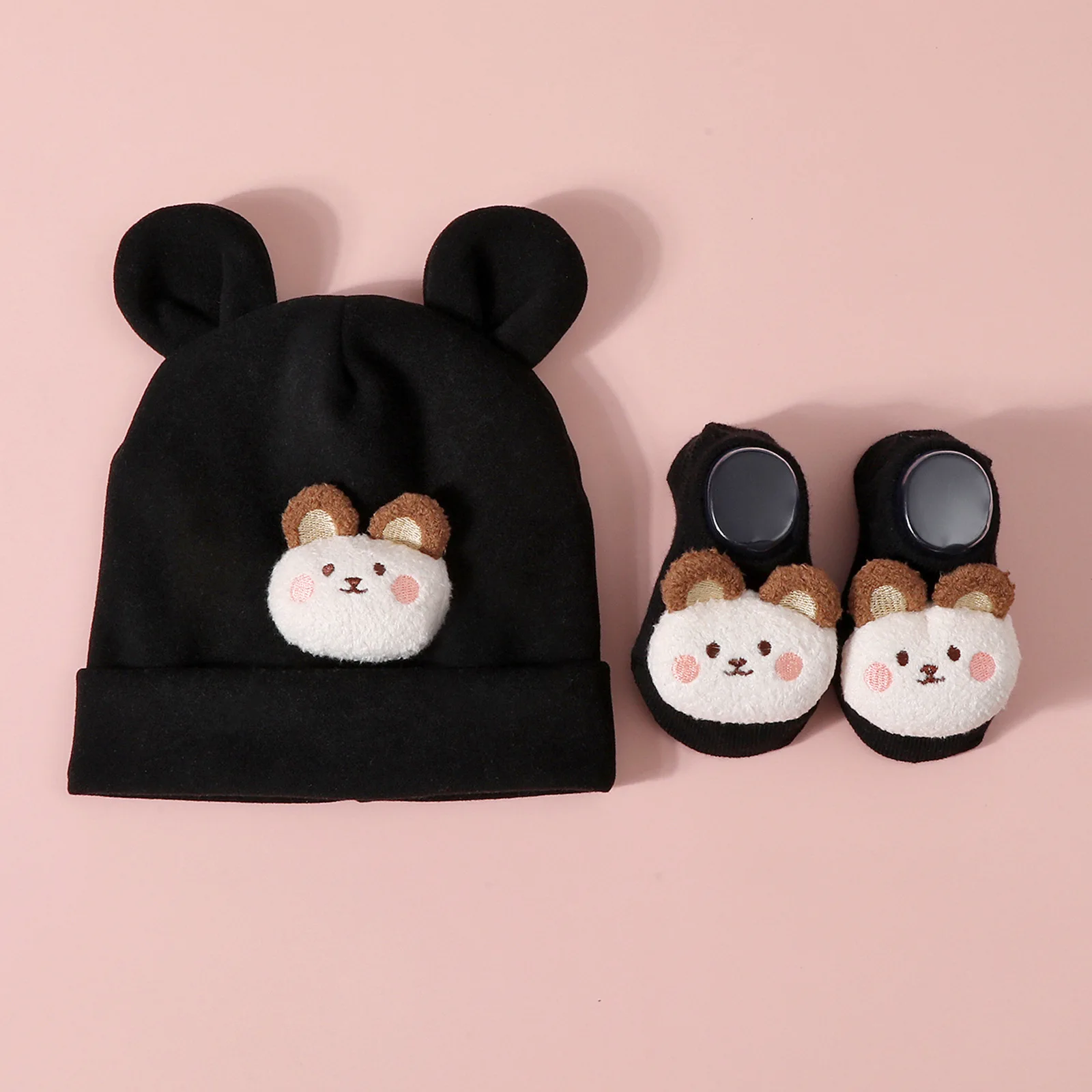 Bebé usando el conjunto completo: gorro y calcetines de algodón