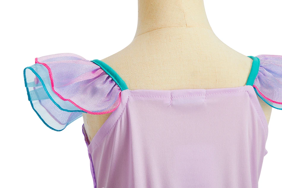 Detalle del estampado de escamas brillantes del vestido