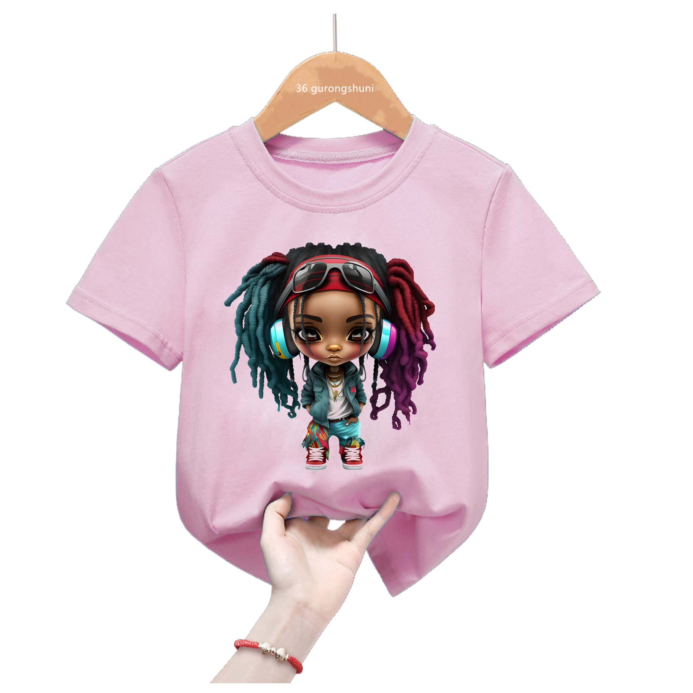 Detalle del estampado kawaii en la camiseta infantil