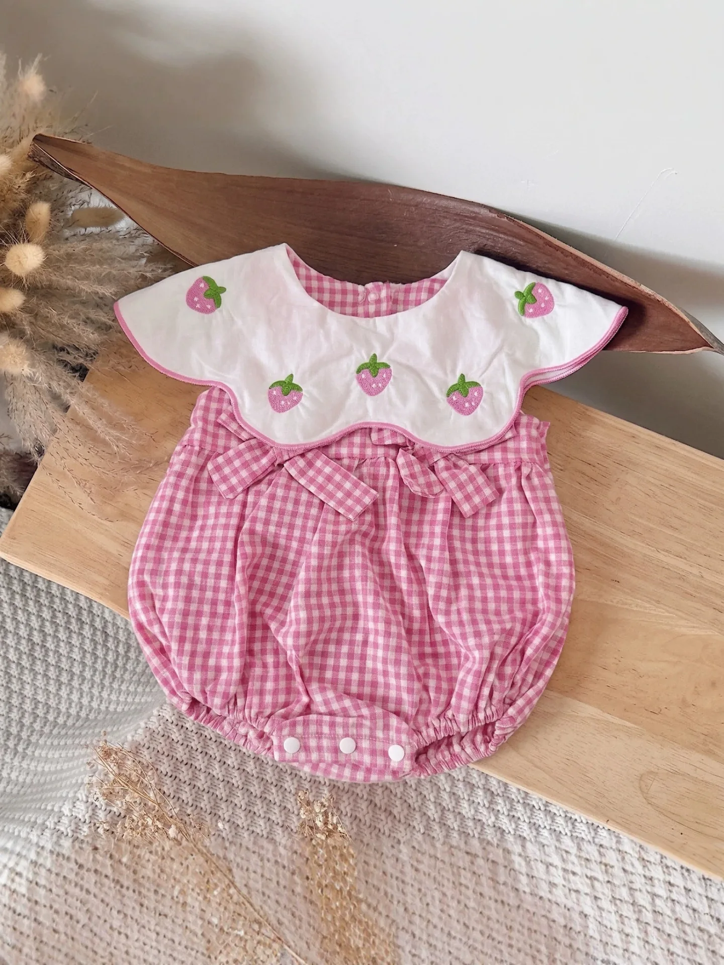 Body verano ligero transpirable para bebé niña cuadros bordado fresa - imagen 2