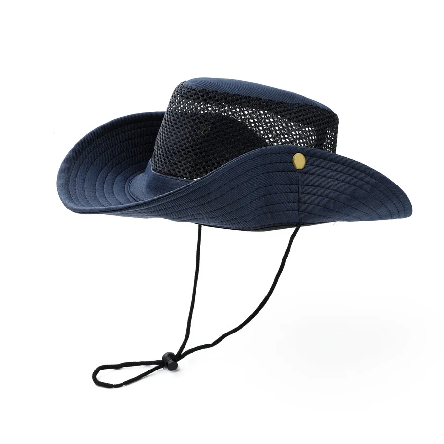Sombrero de cubo worn by man in outdoor setting