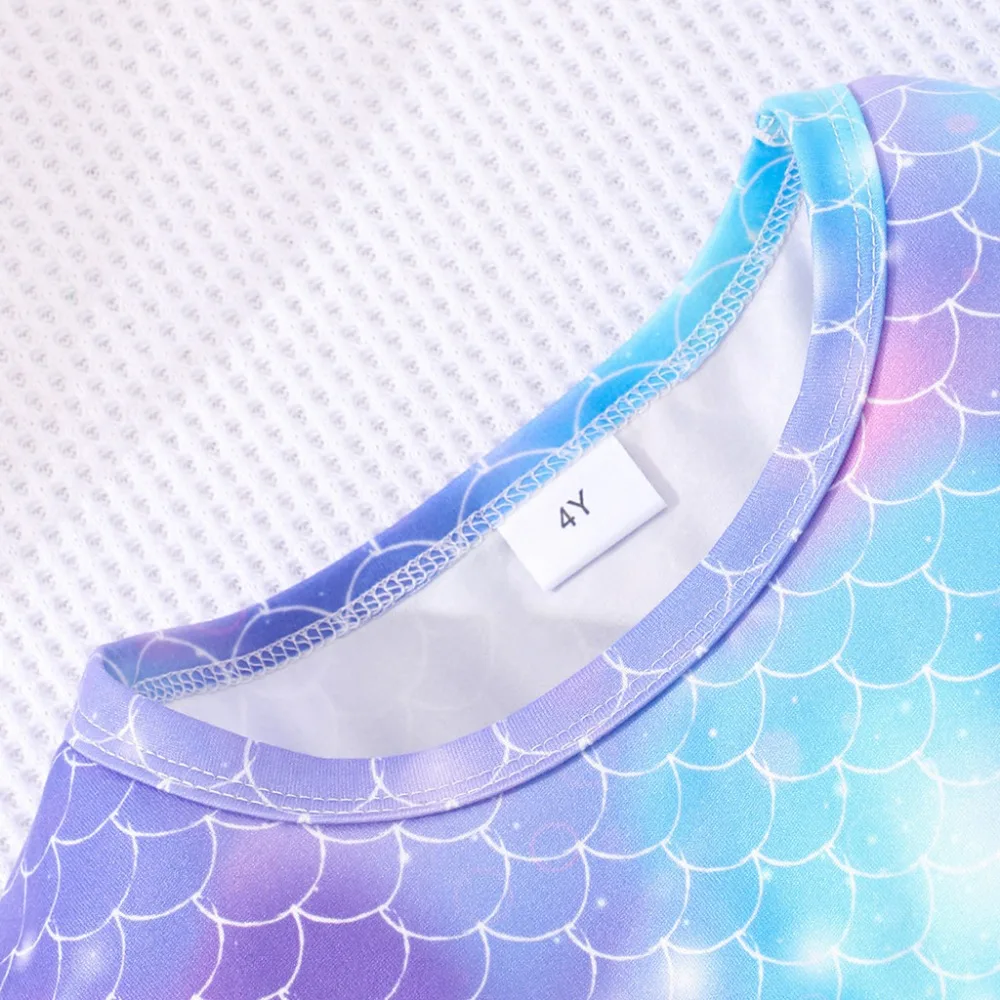 Modelo infantil con vestido sirena