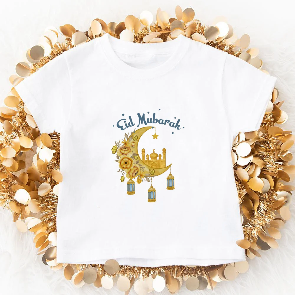 Niños vistiendo camiseta Eid Mubarak