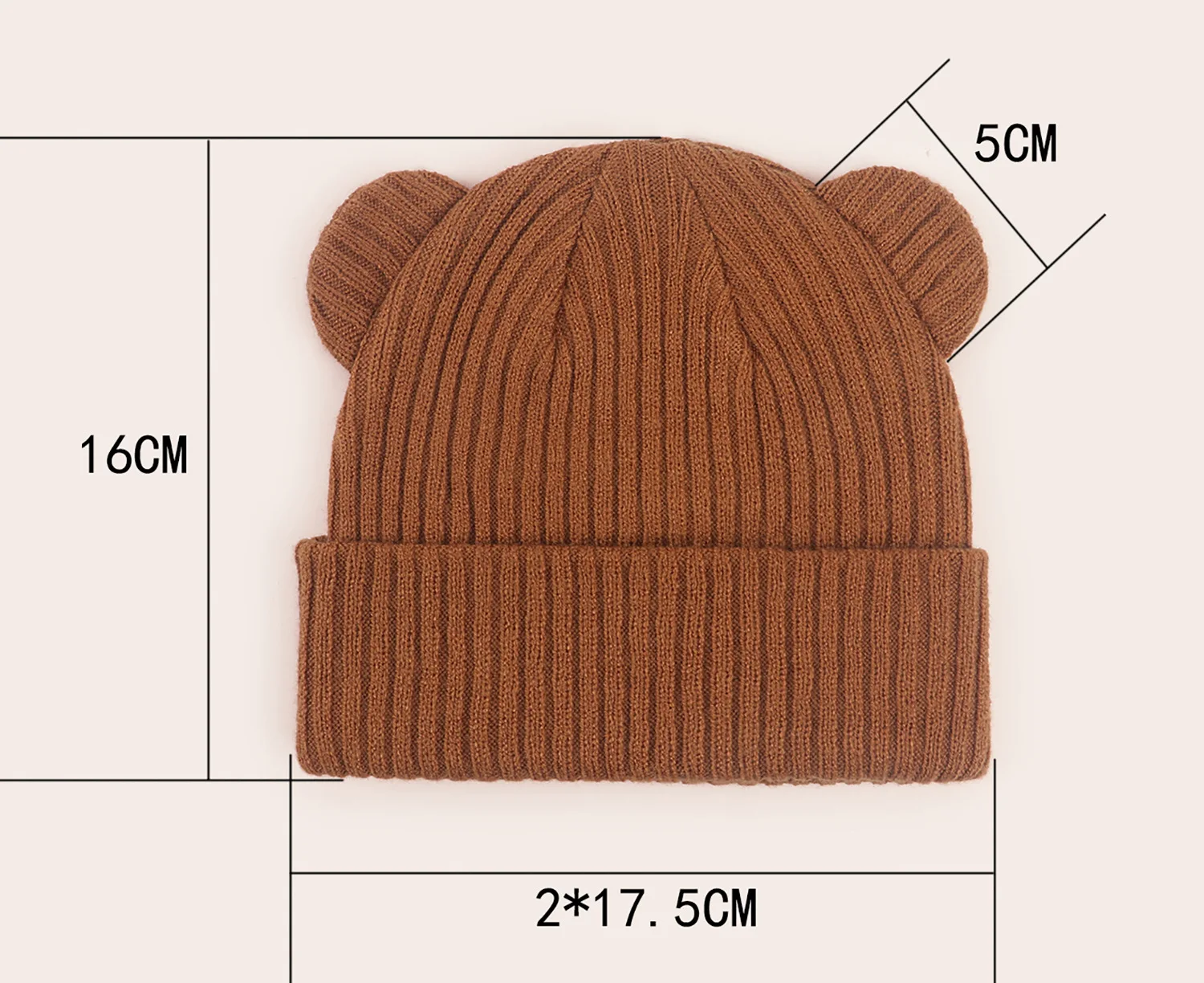 Detalle de las orejas de oso del gorro