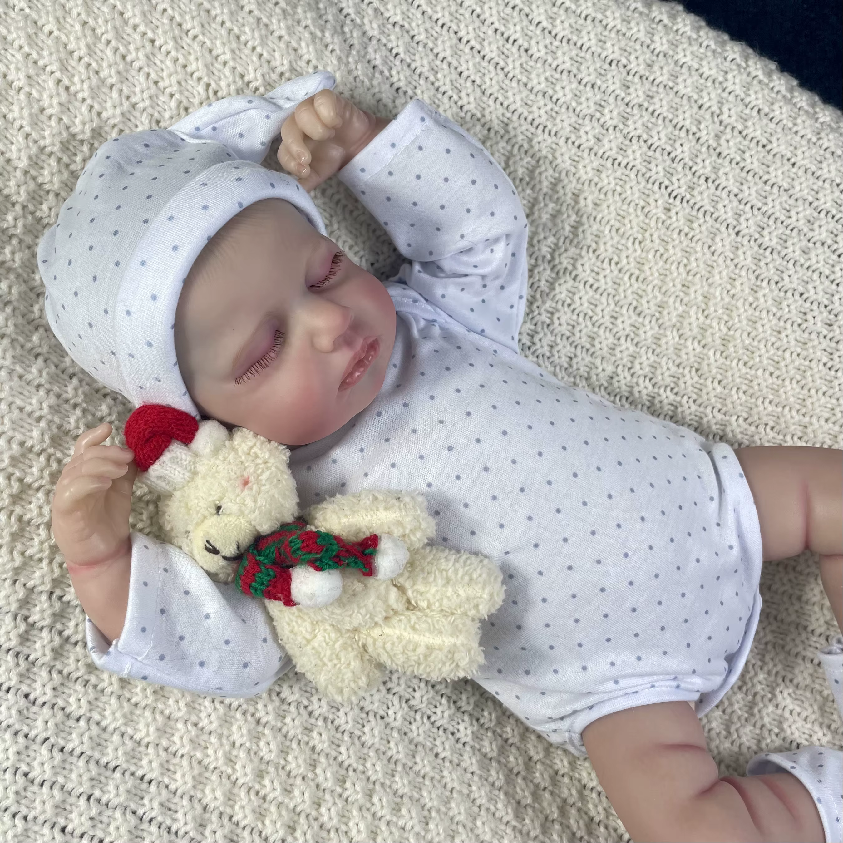 Muñeca acompañada de su manta y accesorios