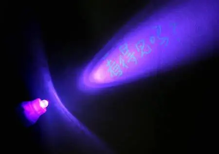 Bolígrafo de luz UV y tinta invisible mostrando efecto de escritura