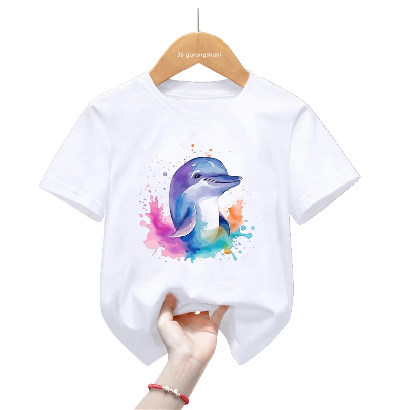 Niña mostrando la camiseta de delfín acuarela
