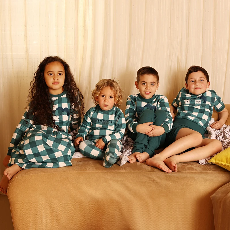 Conjunto de pijamas a juego para hermanos con rayas verde y rosa