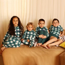 Conjunto de pijamas a juego para hermanos con rayas verde y rosa