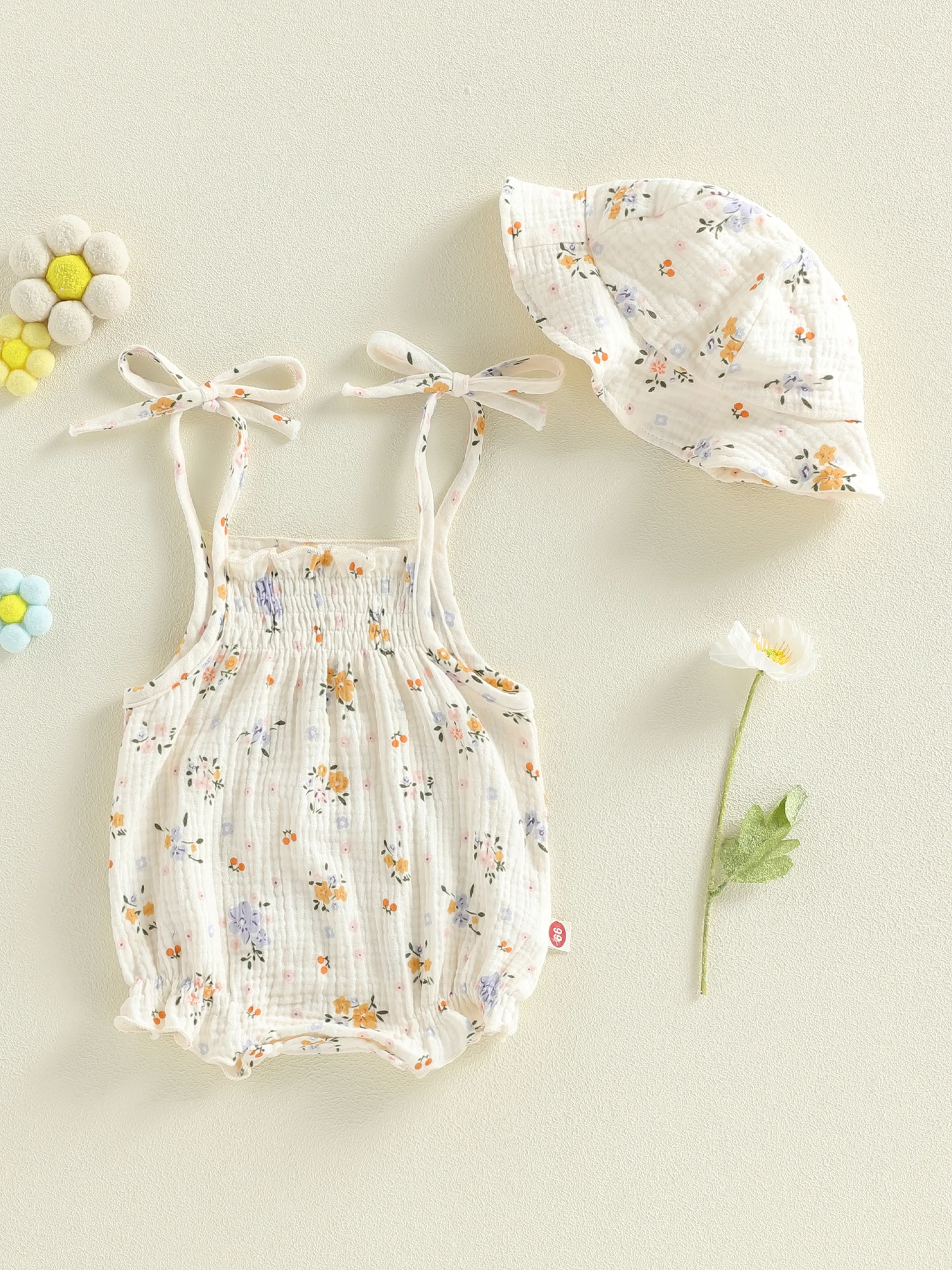 Detalle del estampado floral del conjunto