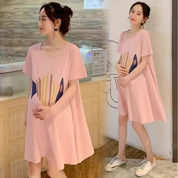 Vestido de maternidad de manga corta con estampado de peces suelto