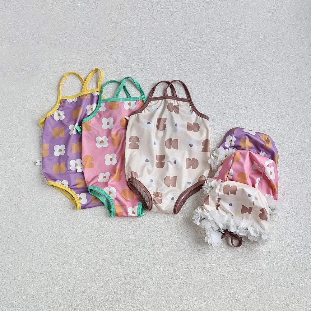Bañador floral con tirantes para niña