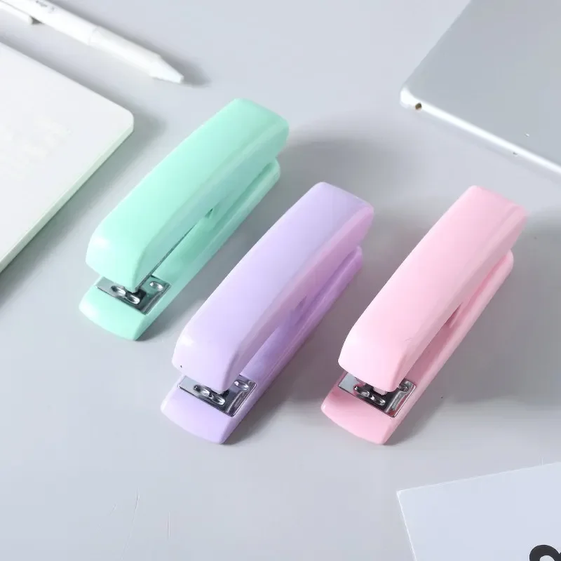 Grapadora de metal resistente para suministros escolares y clips - imagen 5