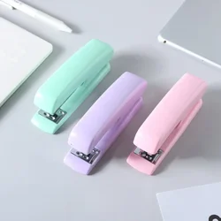 Grapadora de metal resistente para suministros escolares y clips