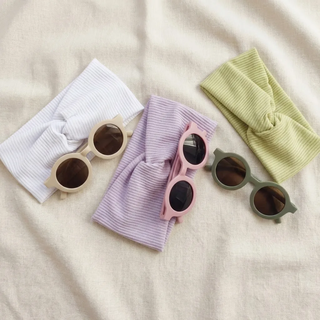 Diademas infantiles con gafas de sol en uso