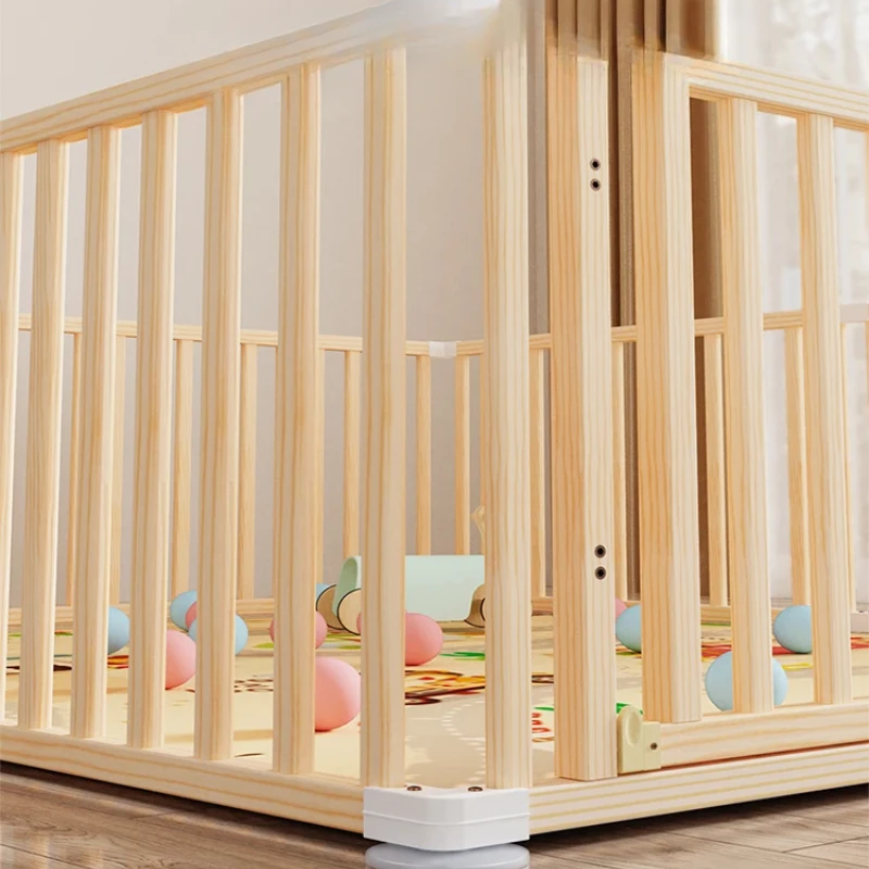 Parque infantil con valla y estera – Zona segura para niños pequeños - imagen 4