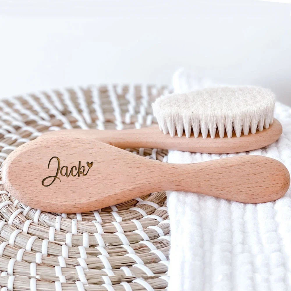 Cepillo de madera con nombre para bebé recién nacido delicado