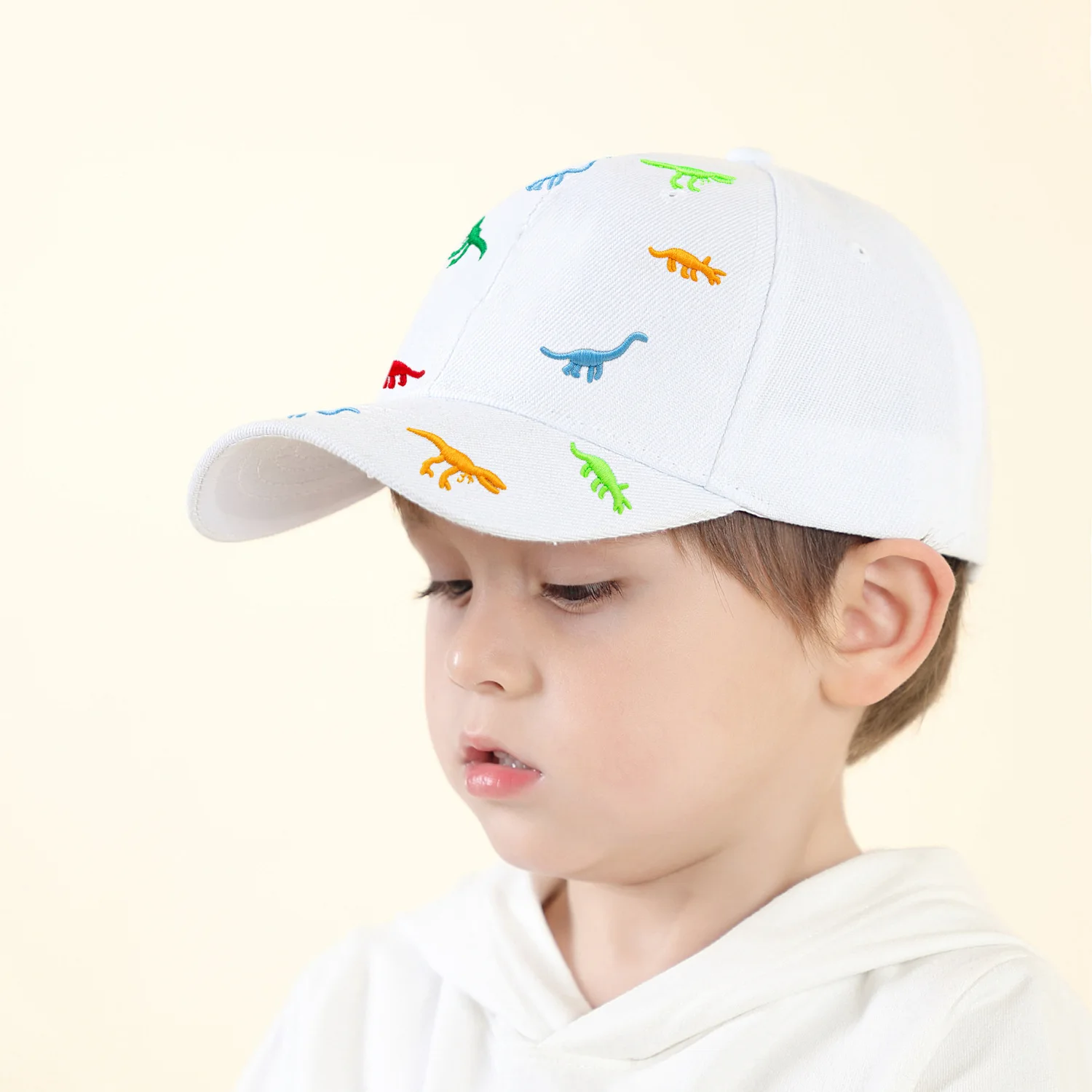 Gorra infantil en uso playero con niño sonriente