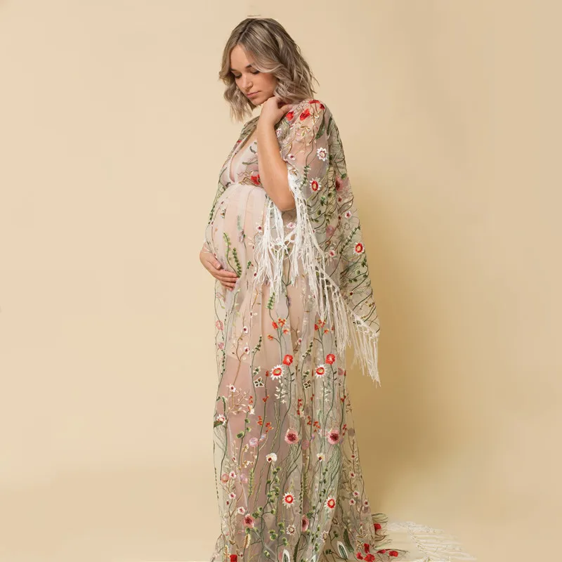 Vestido largo de tul bordado para sesión de maternidad con detalles de encaje