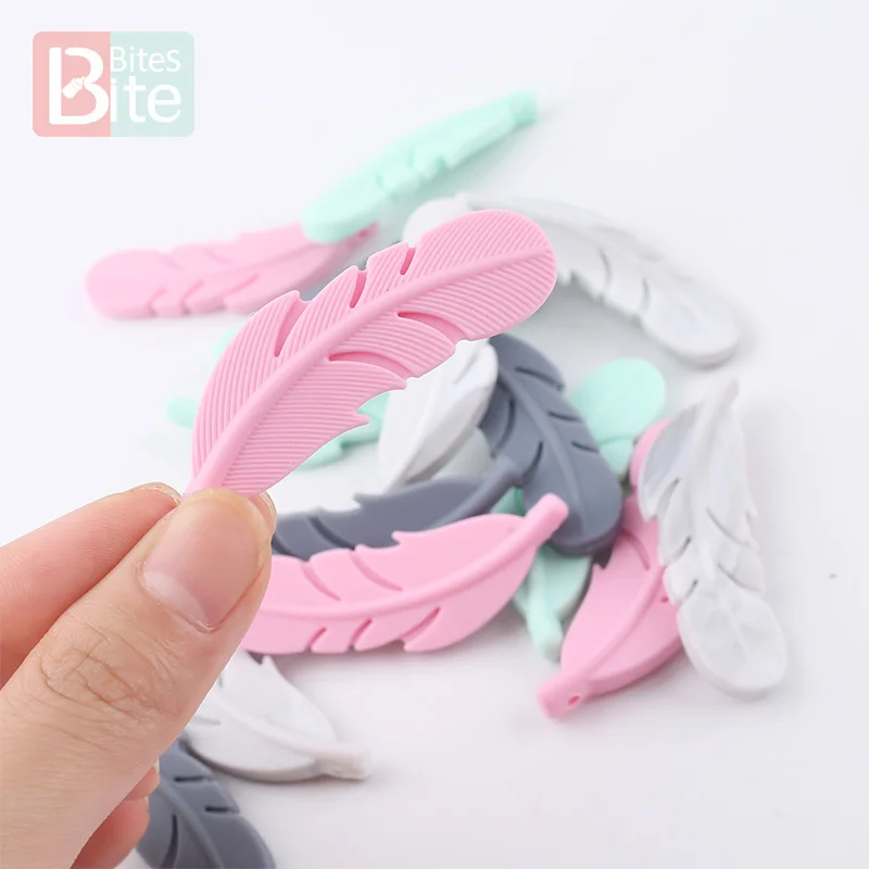 Mordedor de silicona sin BPA con cuentas tipo plumas para bebé - imagen 2