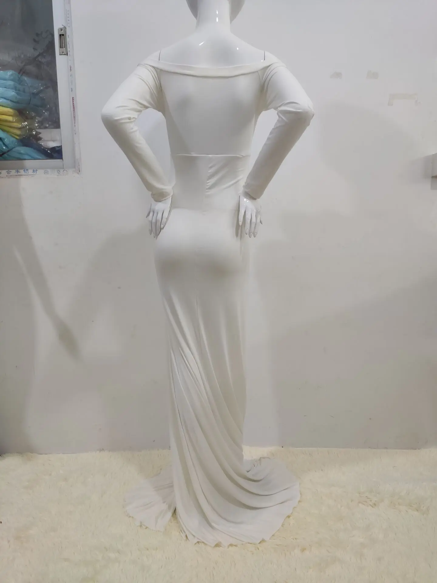 Vestido de maternidad con tul visto desde atrás