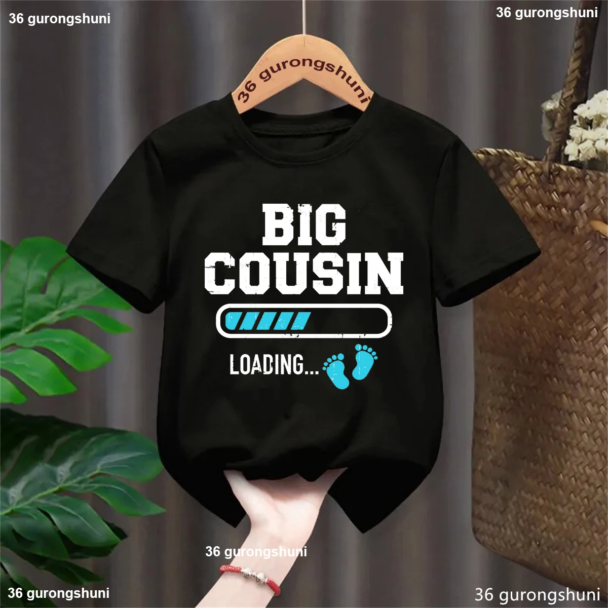 Familia usando camisetas coordinadas
