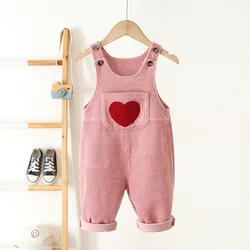 Mono de pana con tirantes y corazón bordado para niños
