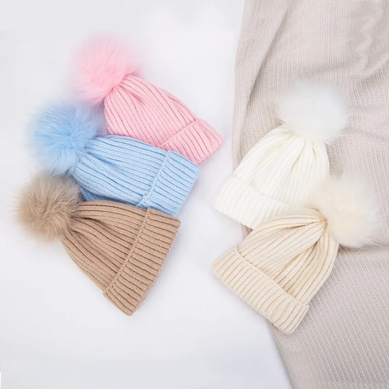 Gorro de invierno en punto con pompón y orejeras térmicas - imagen 2