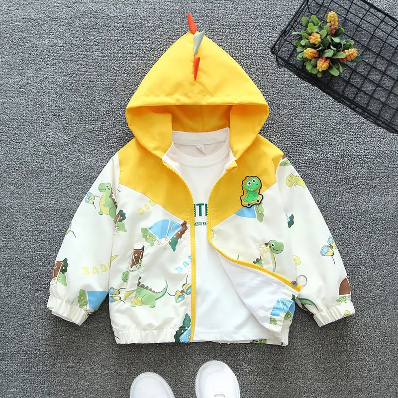 Niña jugando al aire libre con la chaqueta de dinosaurio