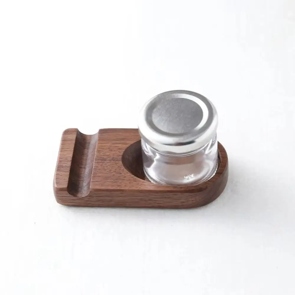 Soporte de madera con detalle en vidrio