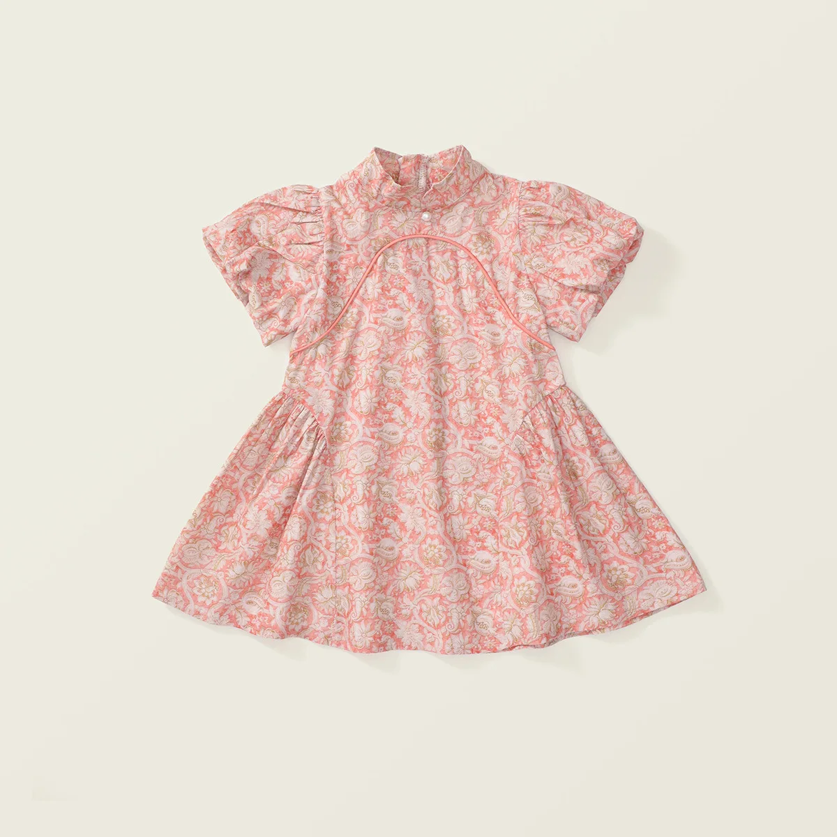 Detalle del vestido infantil en algodón color rosa