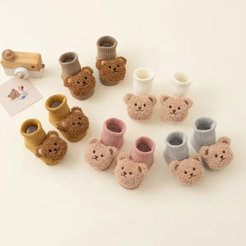 Calcetines antideslizantes de oso para bebé – Cómodos y seguros - imagen 4