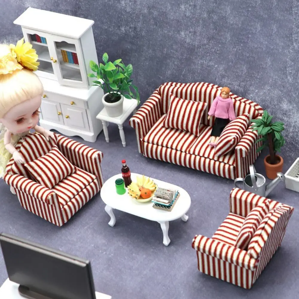 Accesorios para casa de muñecas: mesa madera y cojín sofá - imagen 4