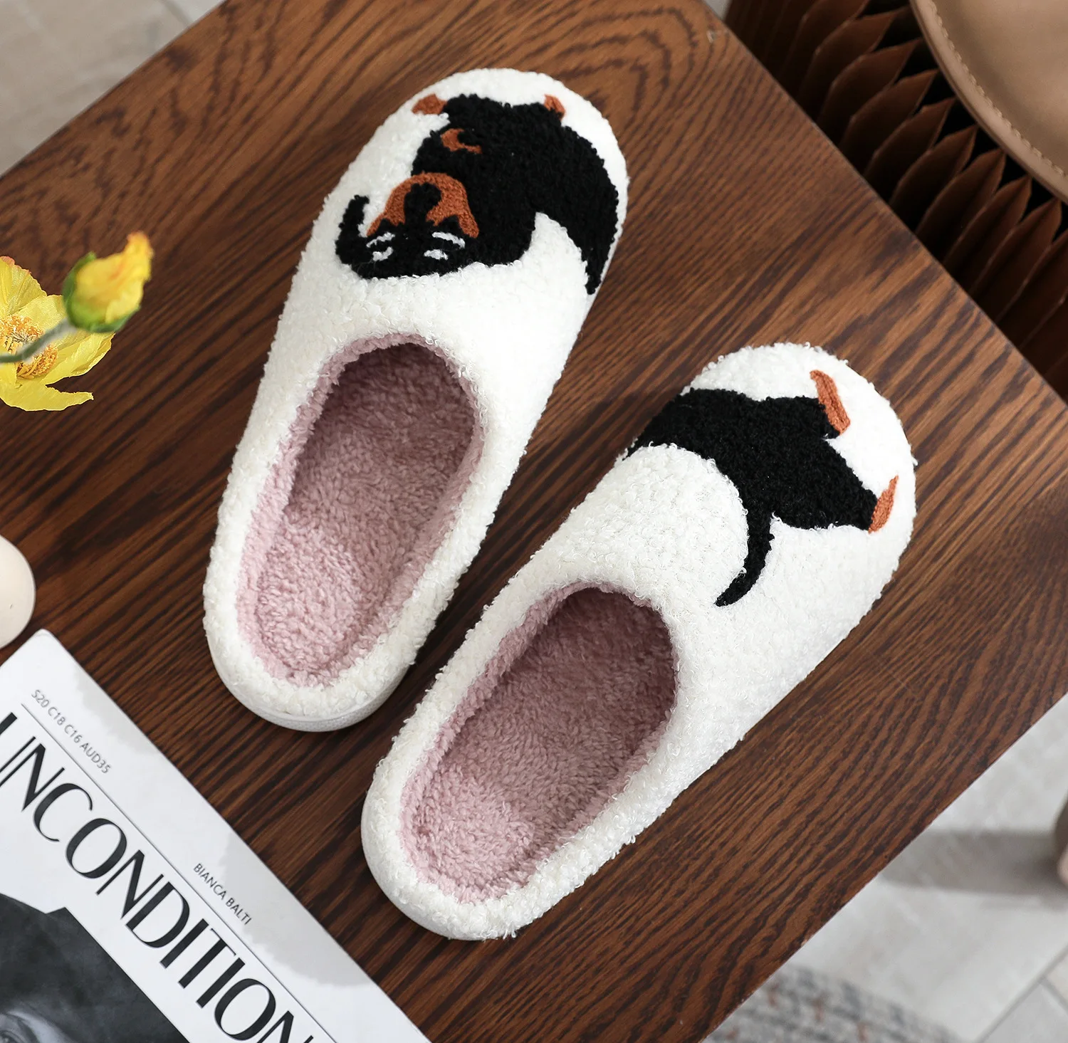 Pantuflas en negro con diseño bordado