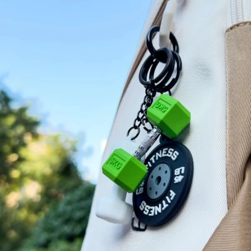 Llavero fitness colgado de mochila escolar